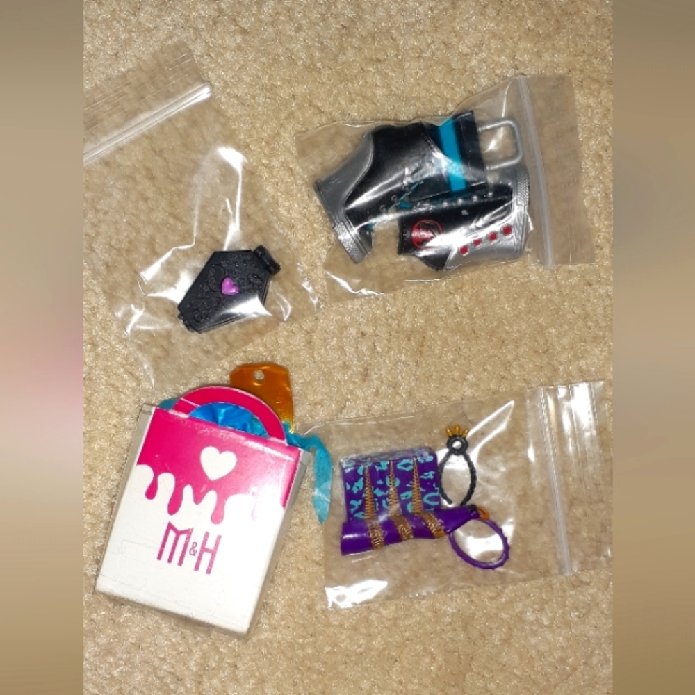 Monster high day at the maul accessories